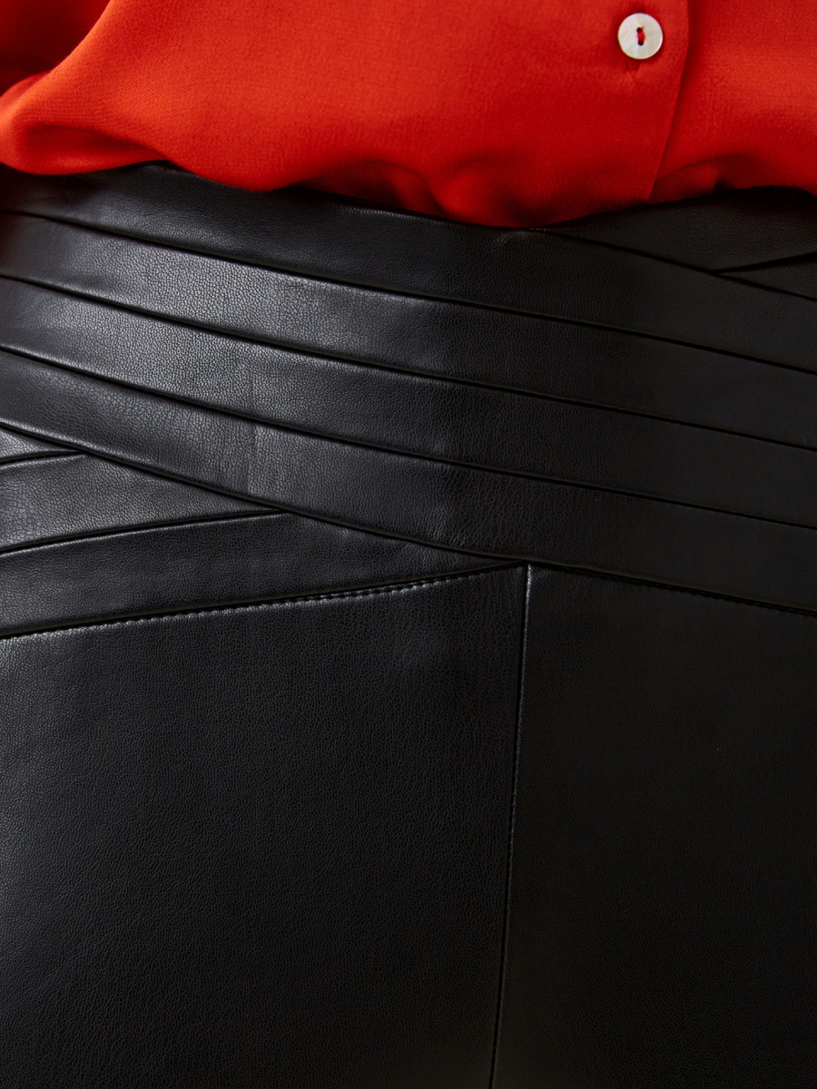 detail Guess dámske čené nohavice