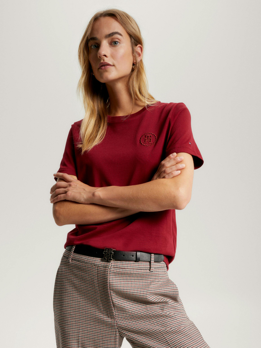 detail Tommy Hilfiger dámske vínové tričko