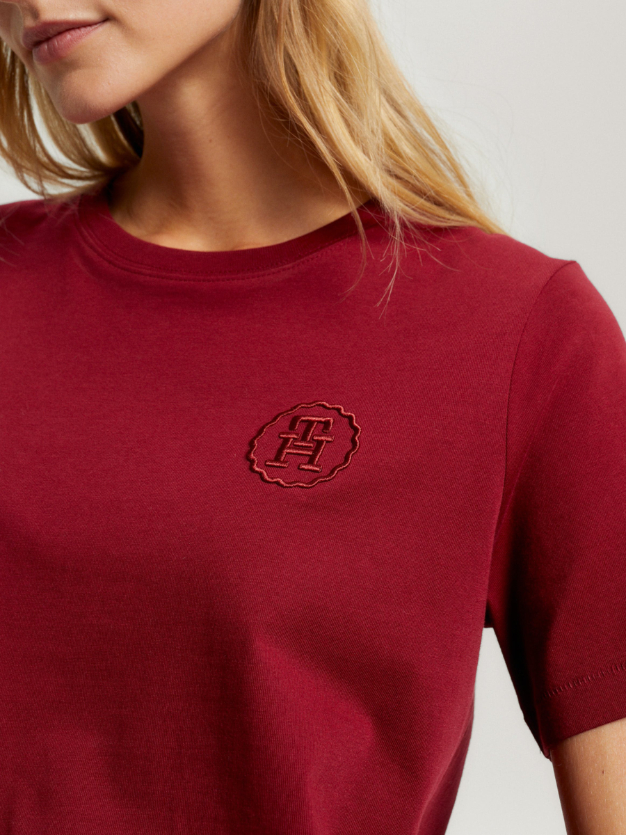 detail Tommy Hilfiger dámske vínové tričko
