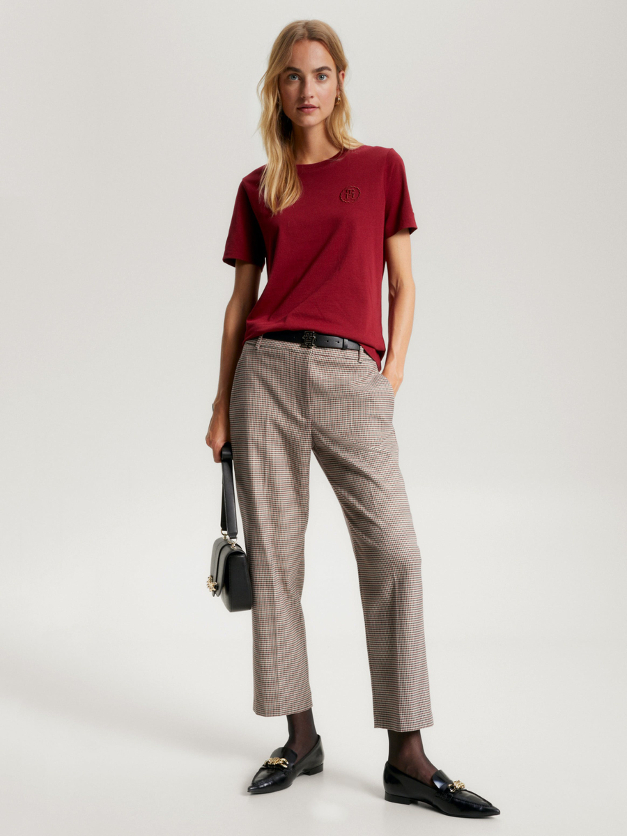 detail Tommy Hilfiger dámske vínové tričko