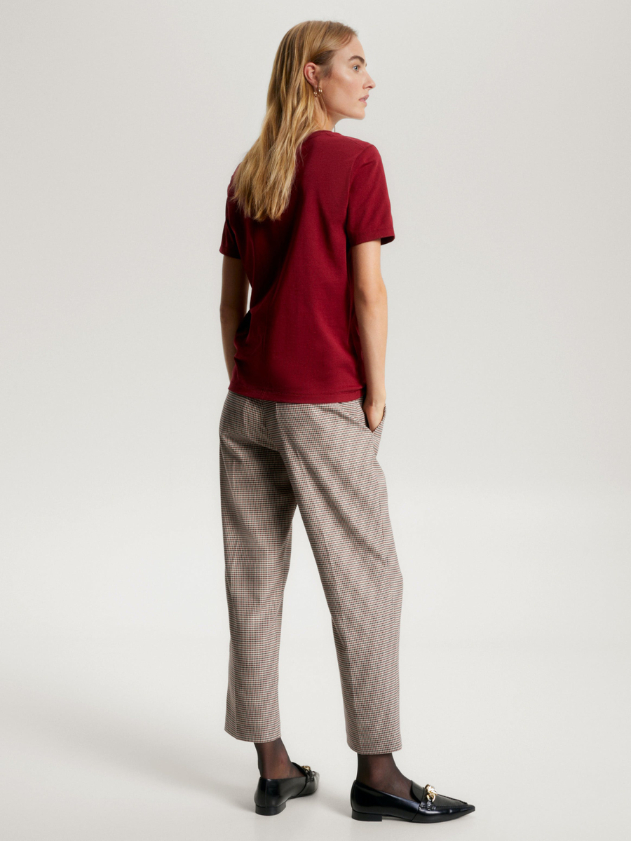 detail Tommy Hilfiger dámske vínové tričko