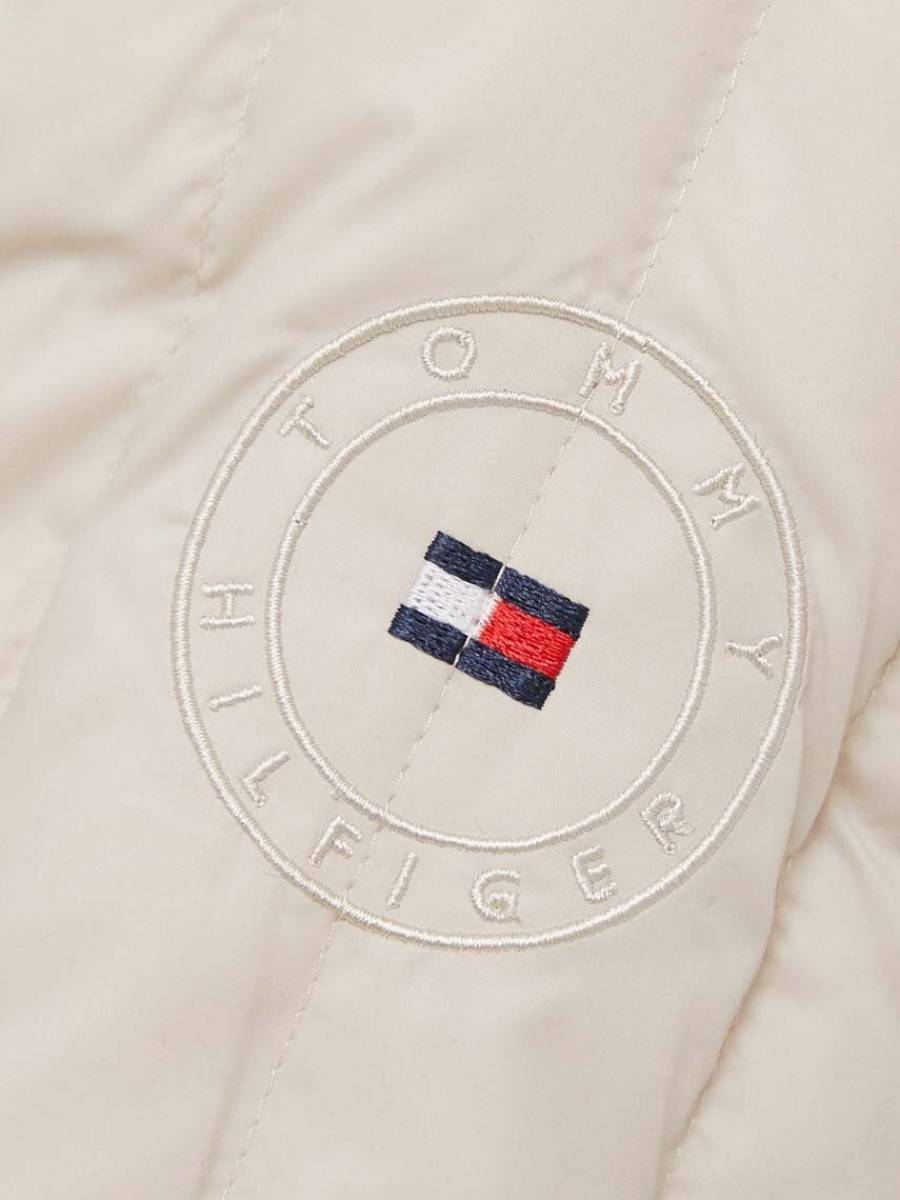 detail Tommy Hilfiger dámska béžová bunda Feminine