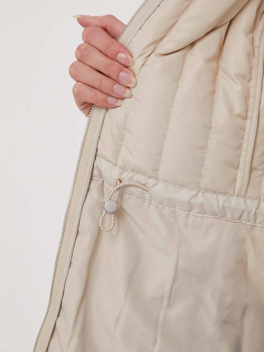 detail Tommy Hilfiger dámska béžová bunda Feminine