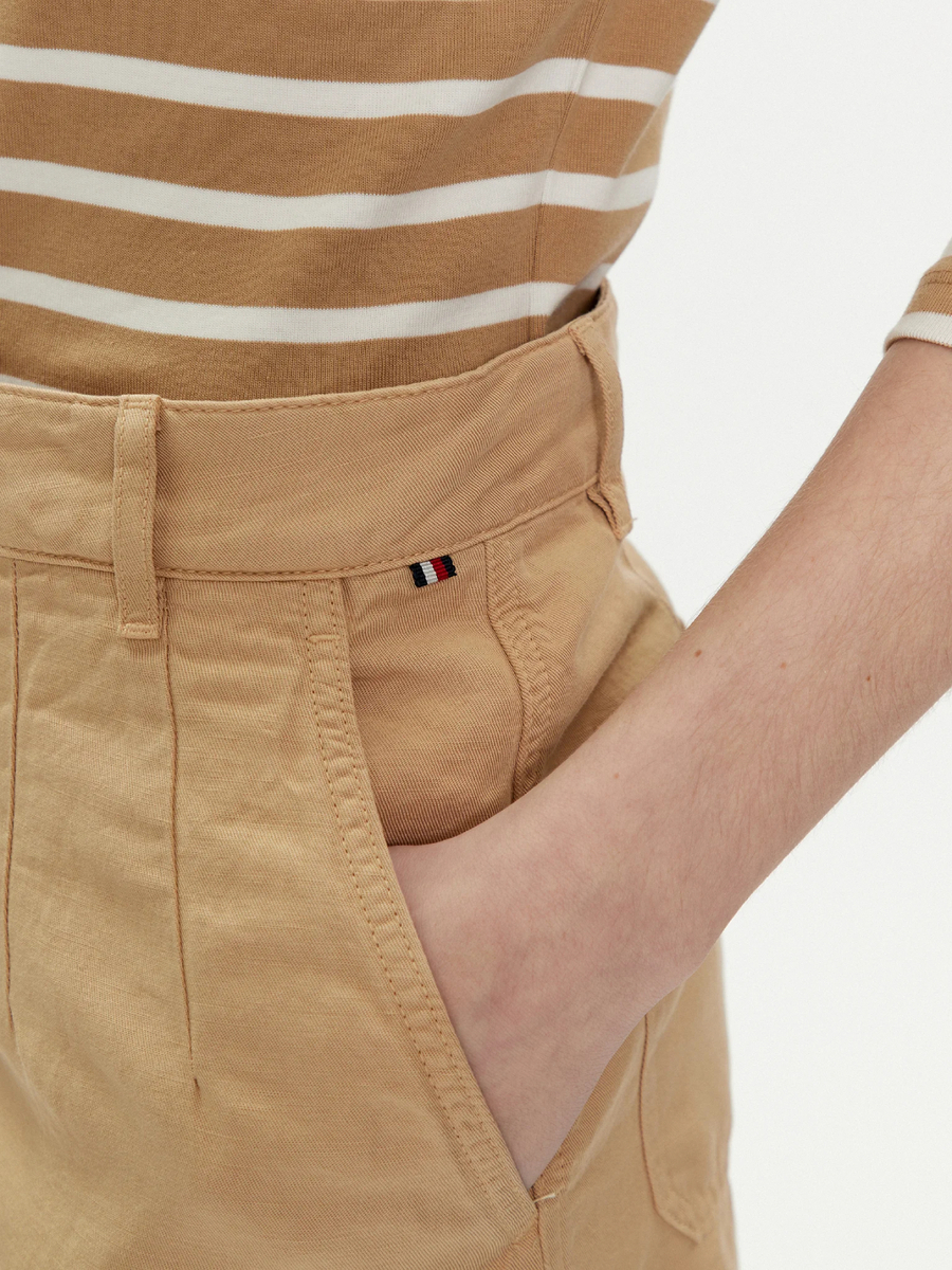 detail Tommy Hilfiger dámske béžové šortky