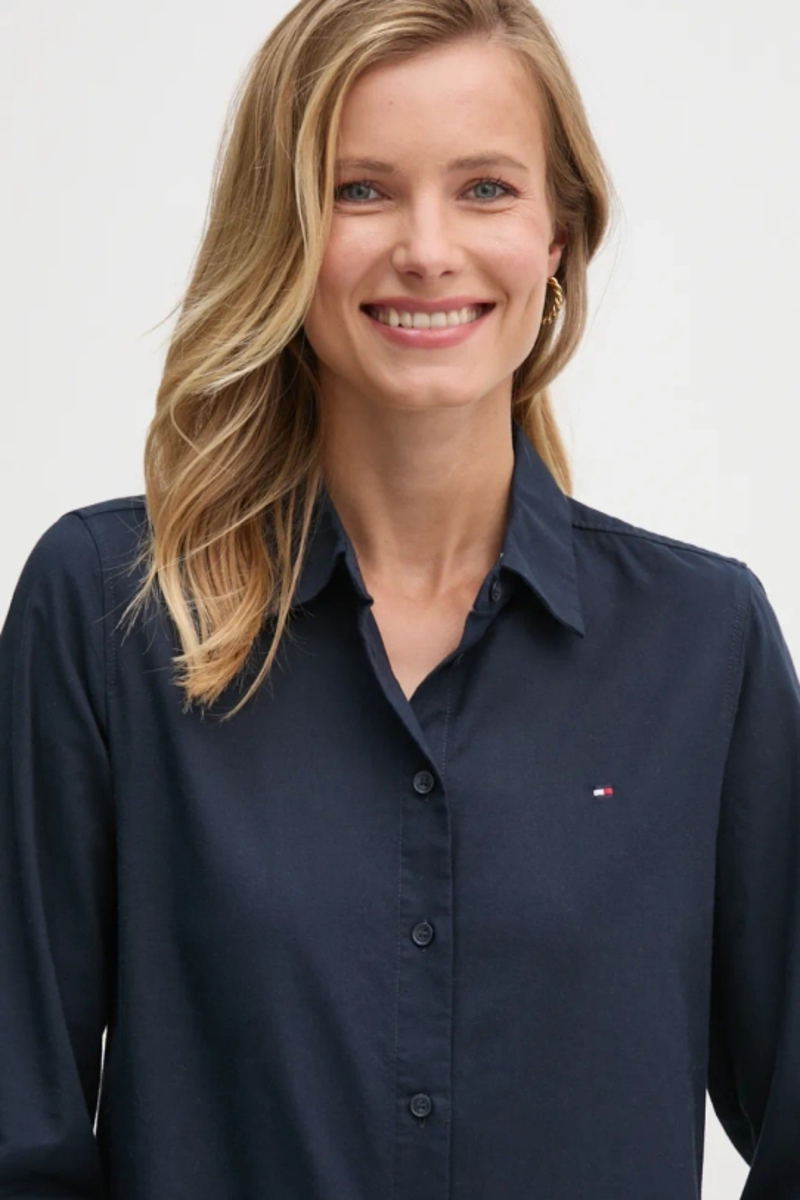 detail Tommy Hilfiger dámska tmavo modrá košeľa