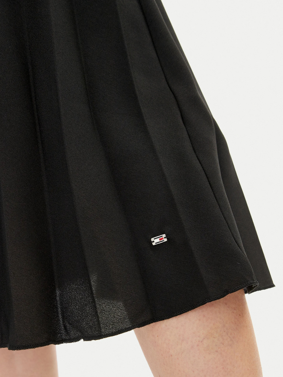 detail Tommy Hilfiger dámske čierne šaty