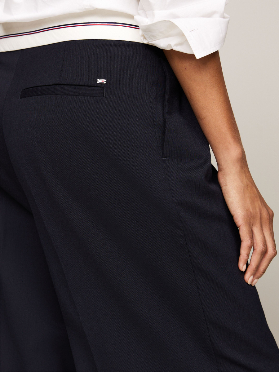 detail Tommy Hilfiger dámske tmavo modré nohavice