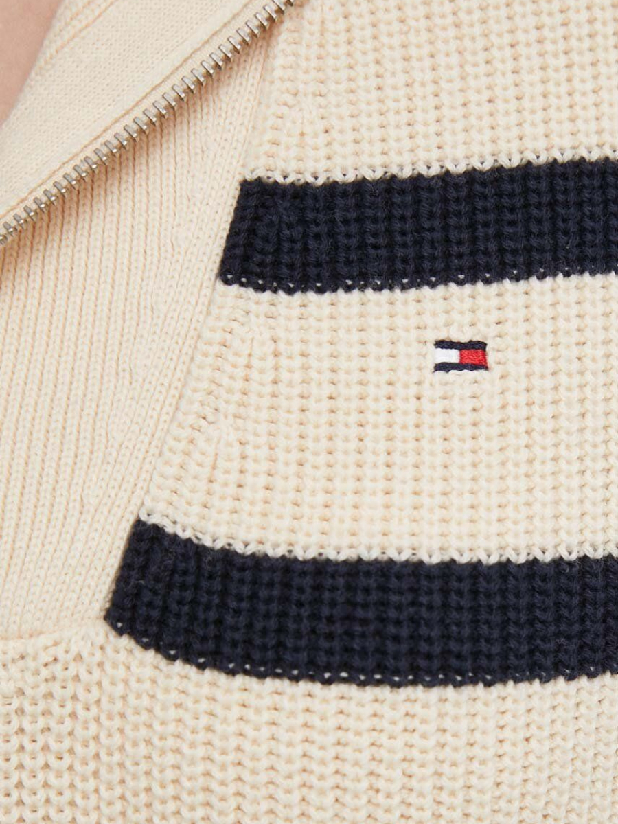 detail Tommy Hilfiger dámsky béžový sveter