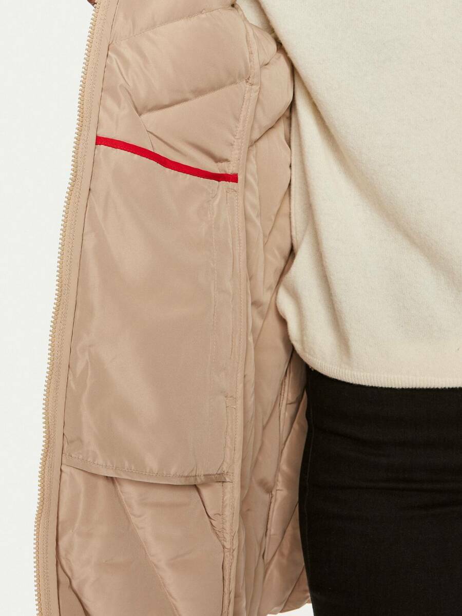 detail Tommy Hilfiger dámska páperová bunda Chevron