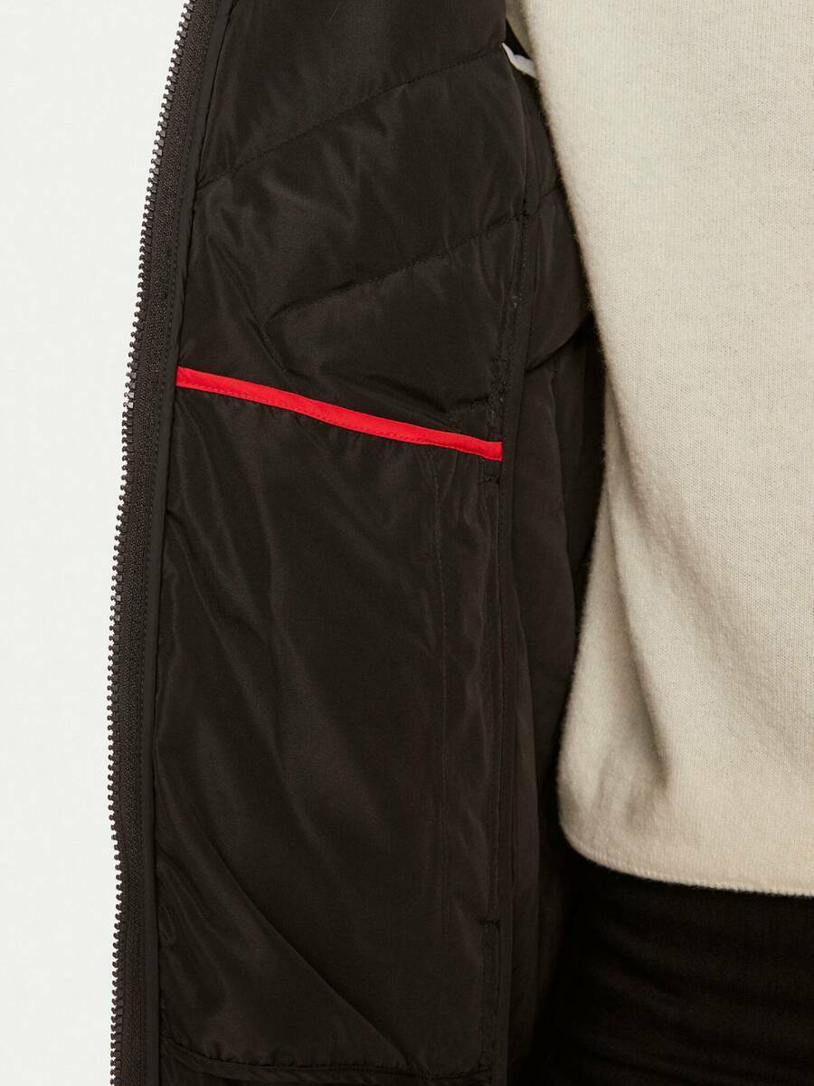 detail Tommy Hilfiger dámska páperová bunda Chevron