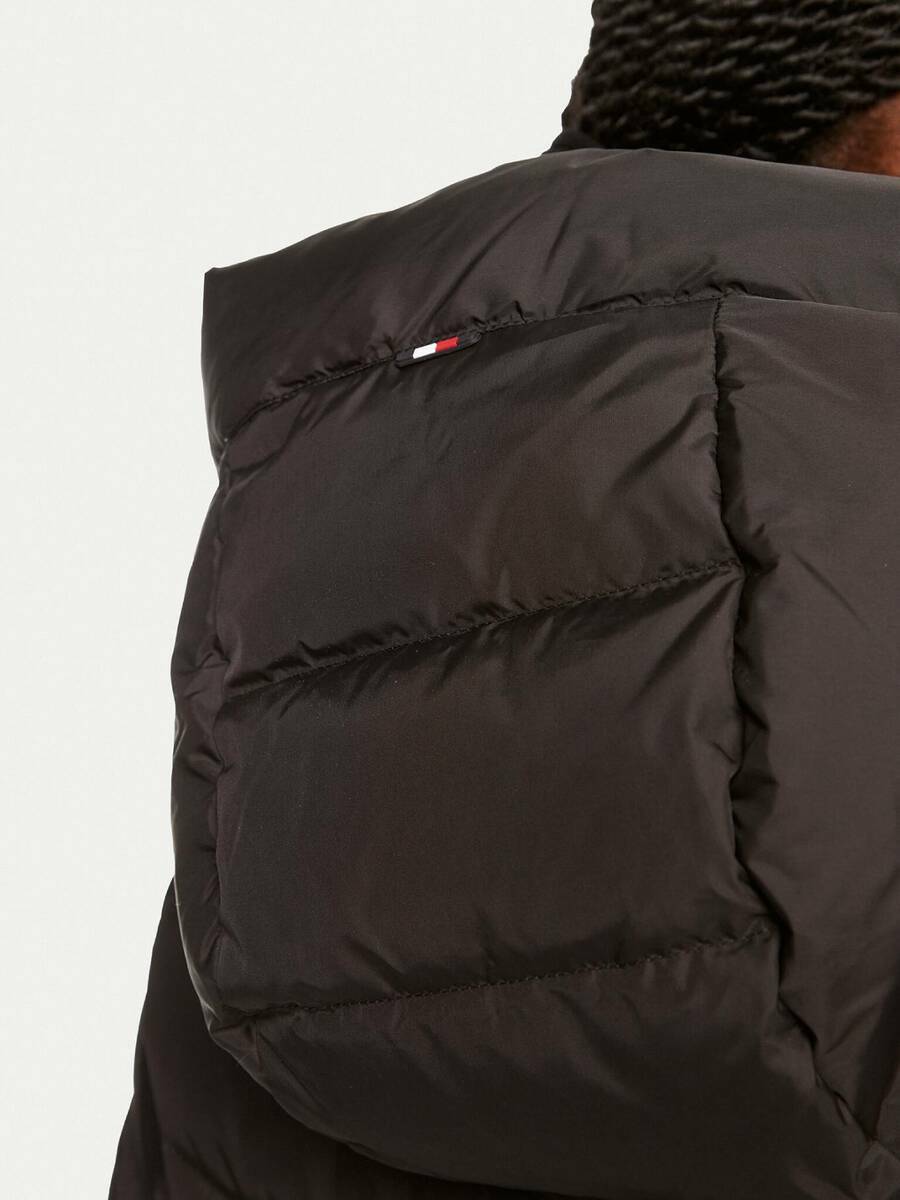 detail Tommy Hilfiger dámska páperová bunda Chevron