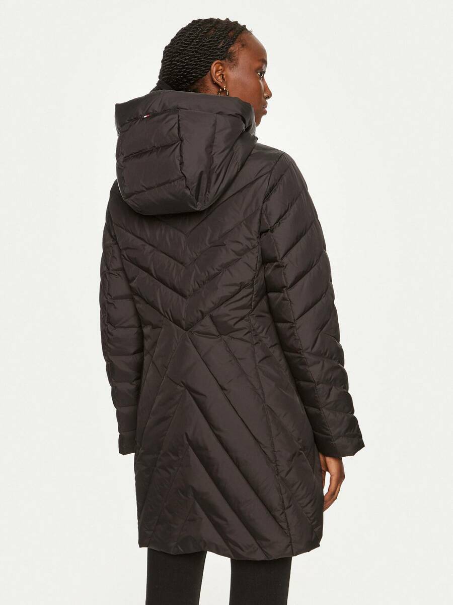detail Tommy Hilfiger dámska páperová bunda Chevron