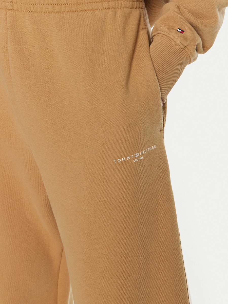 detail Tommy Hilfiger dámske béžové tepláky