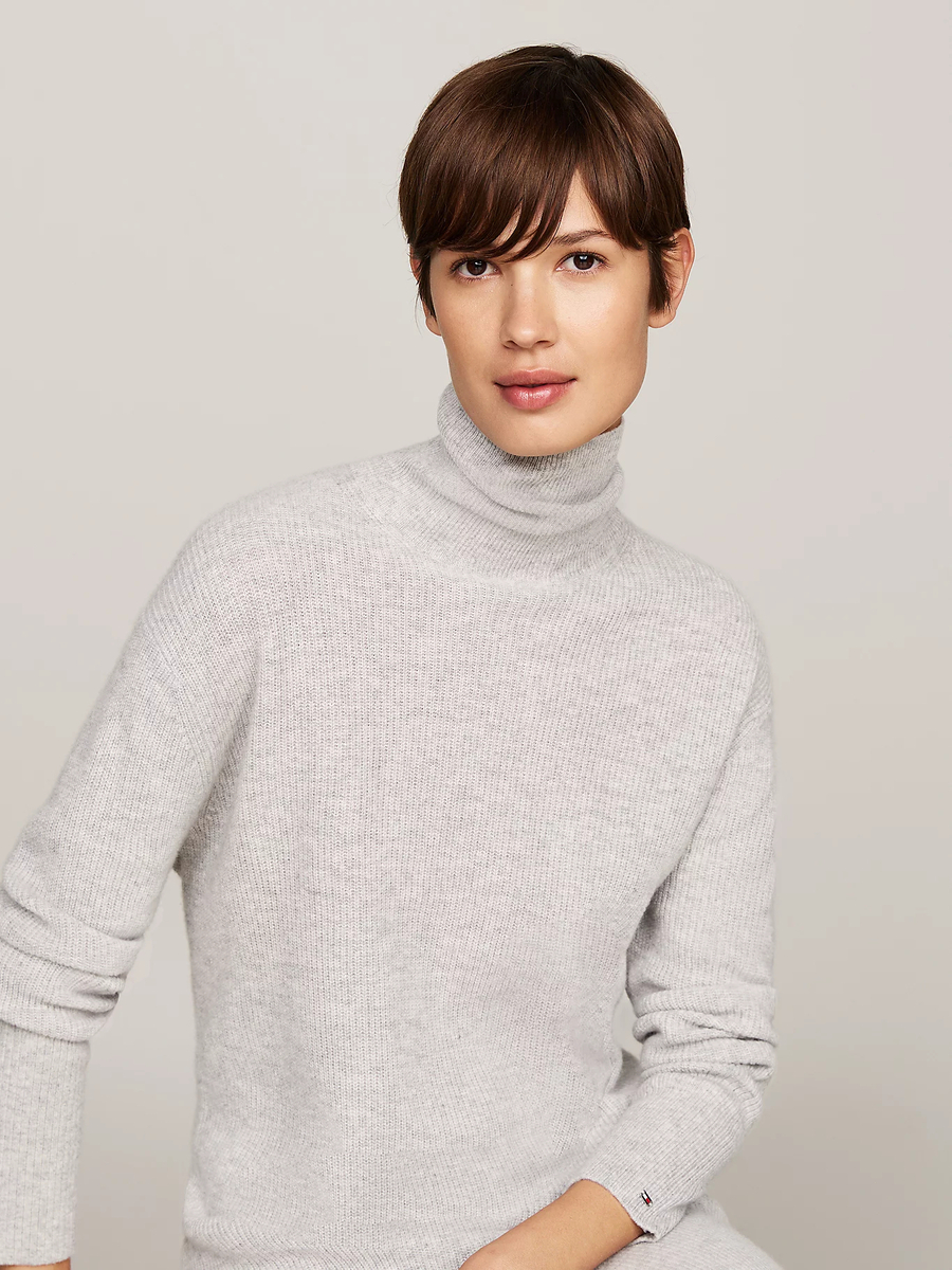 detail Tommy Hilfiger dámske šedé svetrové šaty