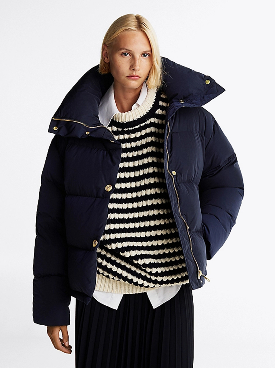 detail Tommy Hilfiger dámska tmavo modrá páperová bunda