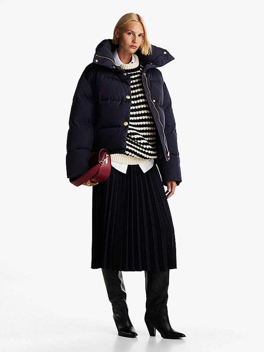 detail Tommy Hilfiger dámska tmavo modrá páperová bunda