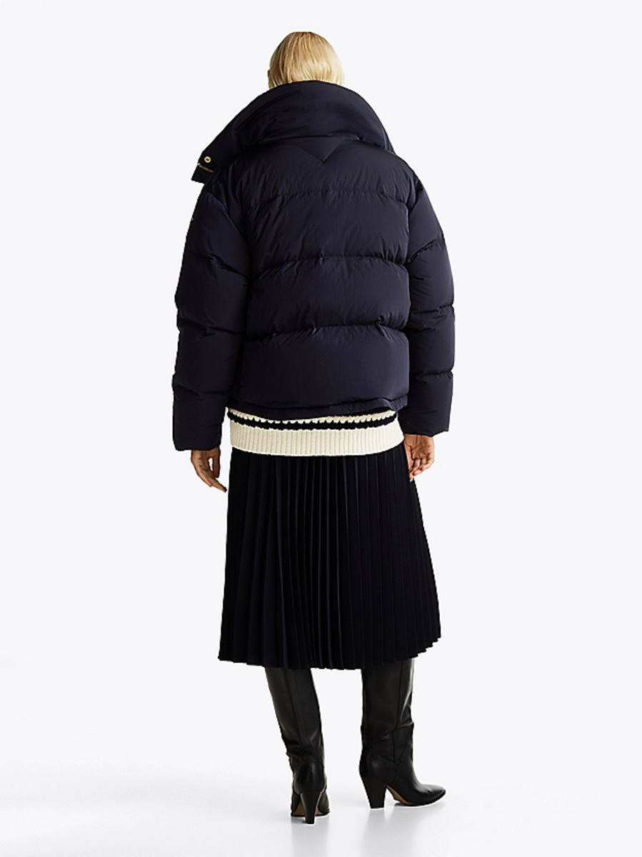 detail Tommy Hilfiger dámska tmavo modrá páperová bunda