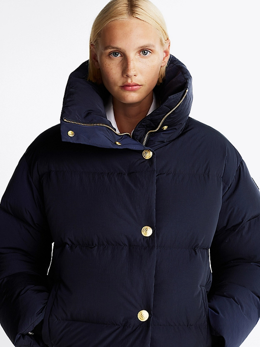 detail Tommy Hilfiger dámska tmavo modrá páperová bunda