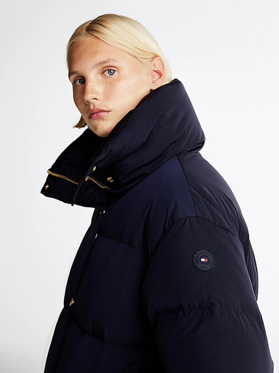 detail Tommy Hilfiger dámska tmavo modrá páperová bunda