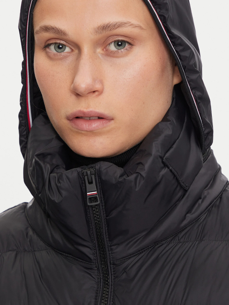 detail Tommy Hilfiger dámska čierna bunda