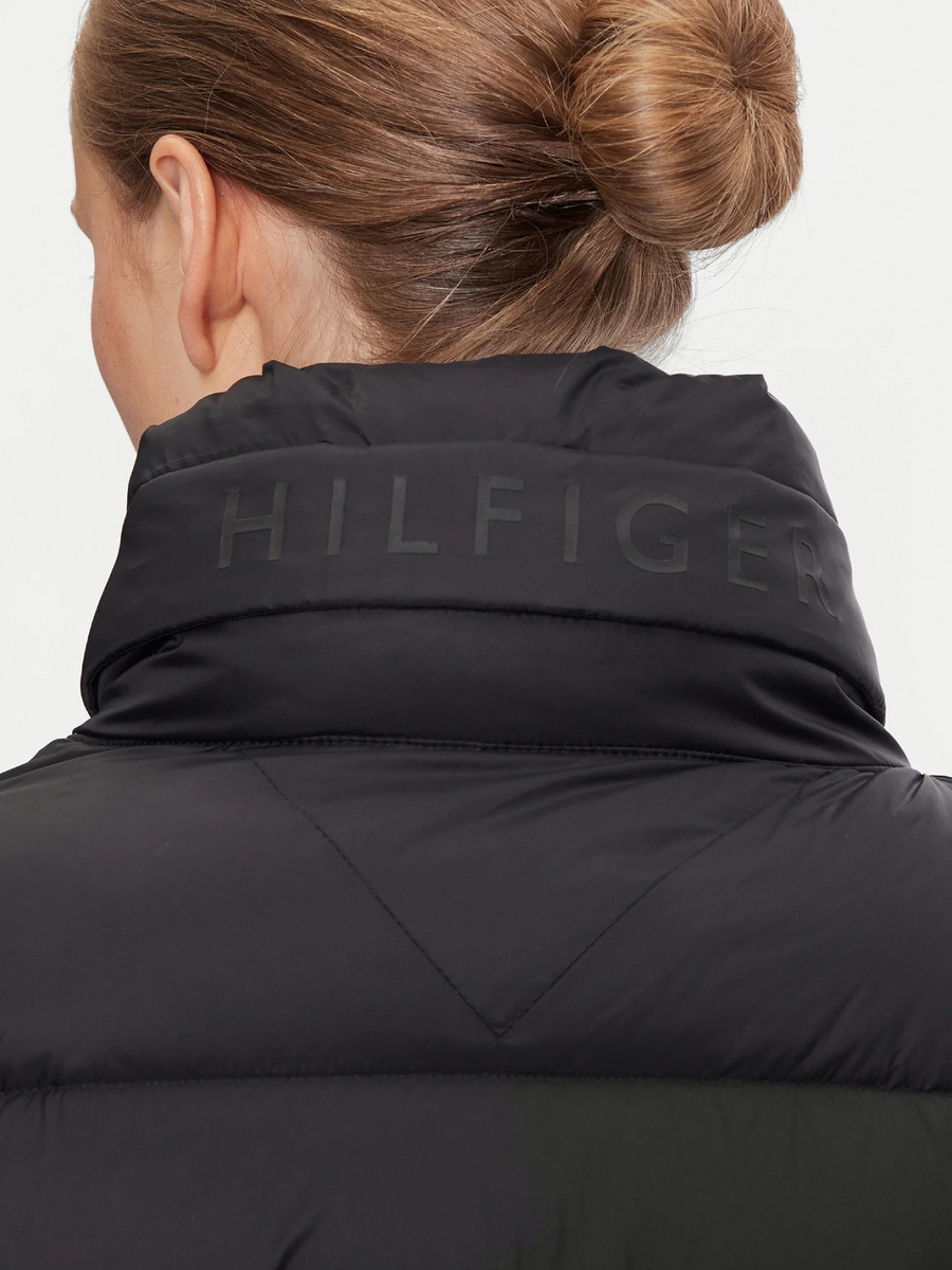 detail Tommy Hilfiger dámska čierna bunda