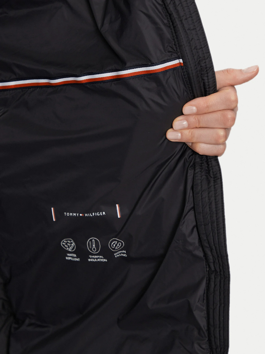 detail Tommy Hilfiger dámska čierna bunda