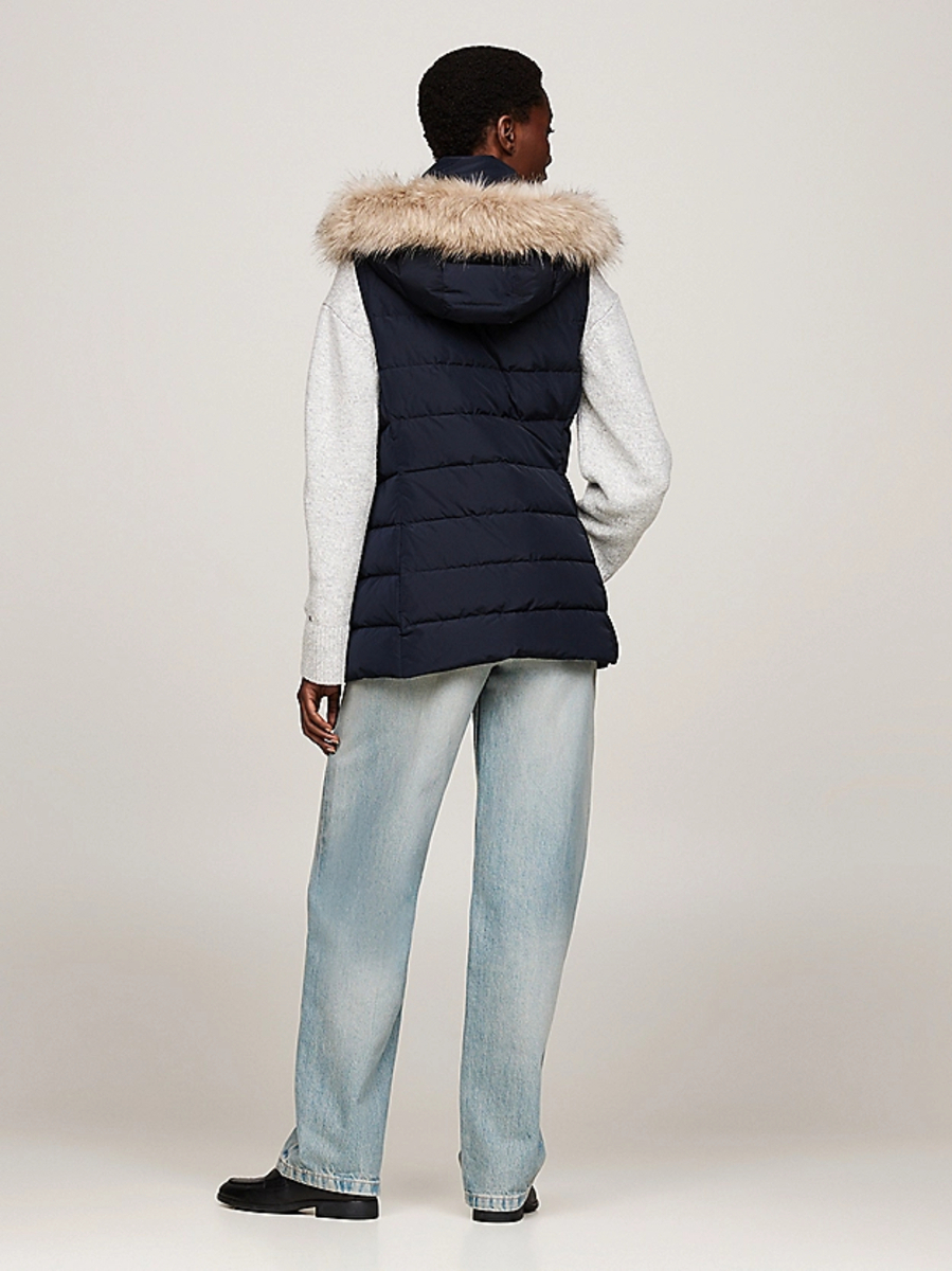 detail Tommy Hilfiger dámska tmavo modrá páperová vesta