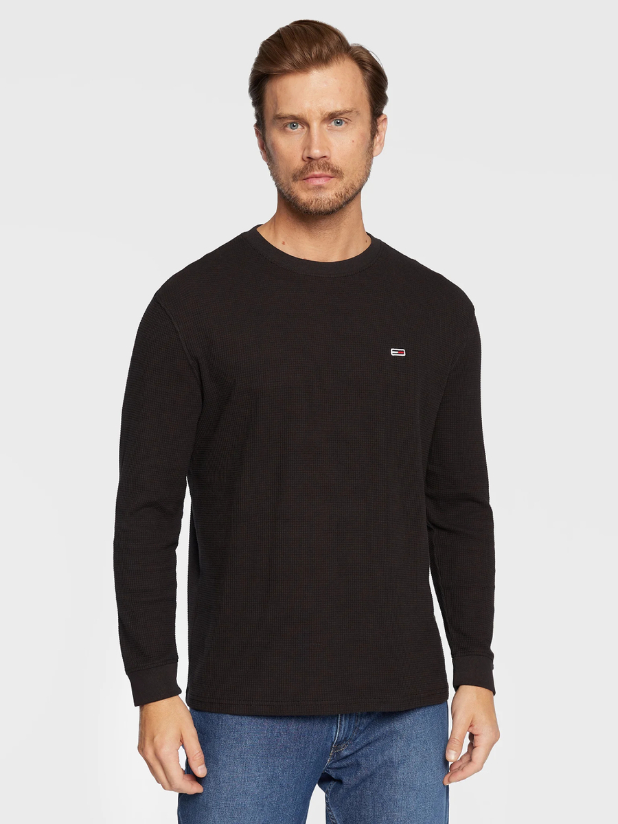 detail Tommy Jeans pánske čierne tričko s dlhým rukávom