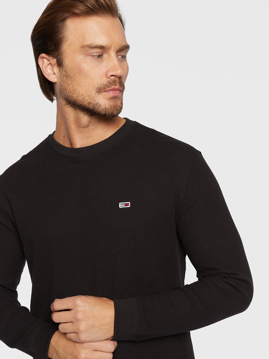 detail Tommy Jeans pánske čierne tričko s dlhým rukávom