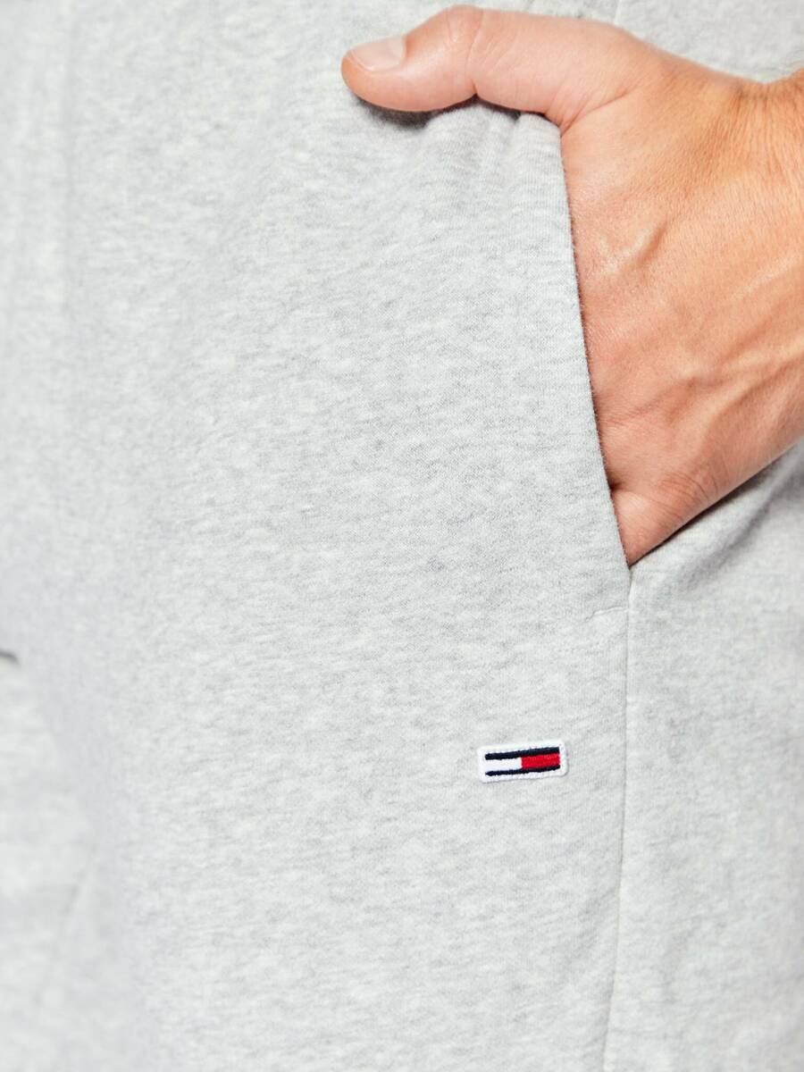 detail Tommy Jeans pánske šedé tepláky