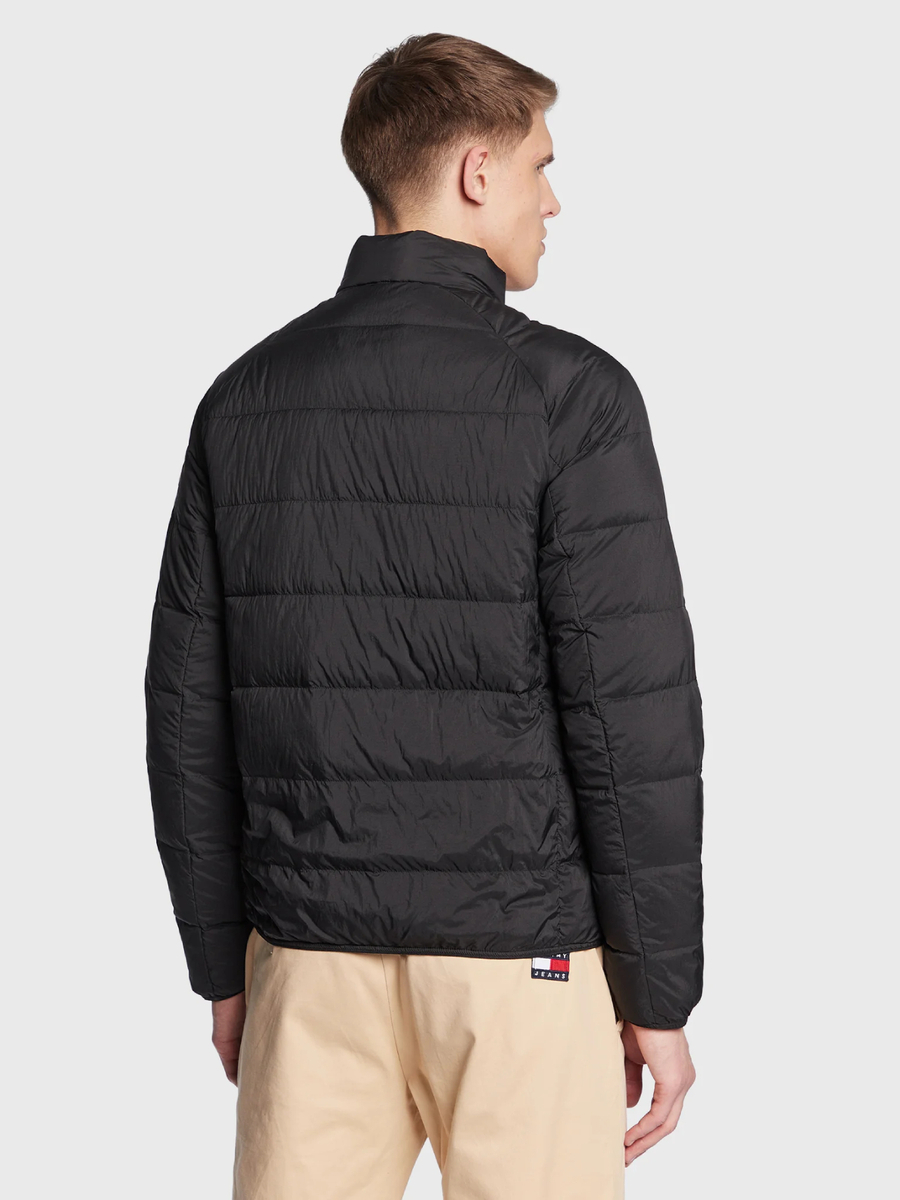 detail Tommy Jeans pánska čierna bunda