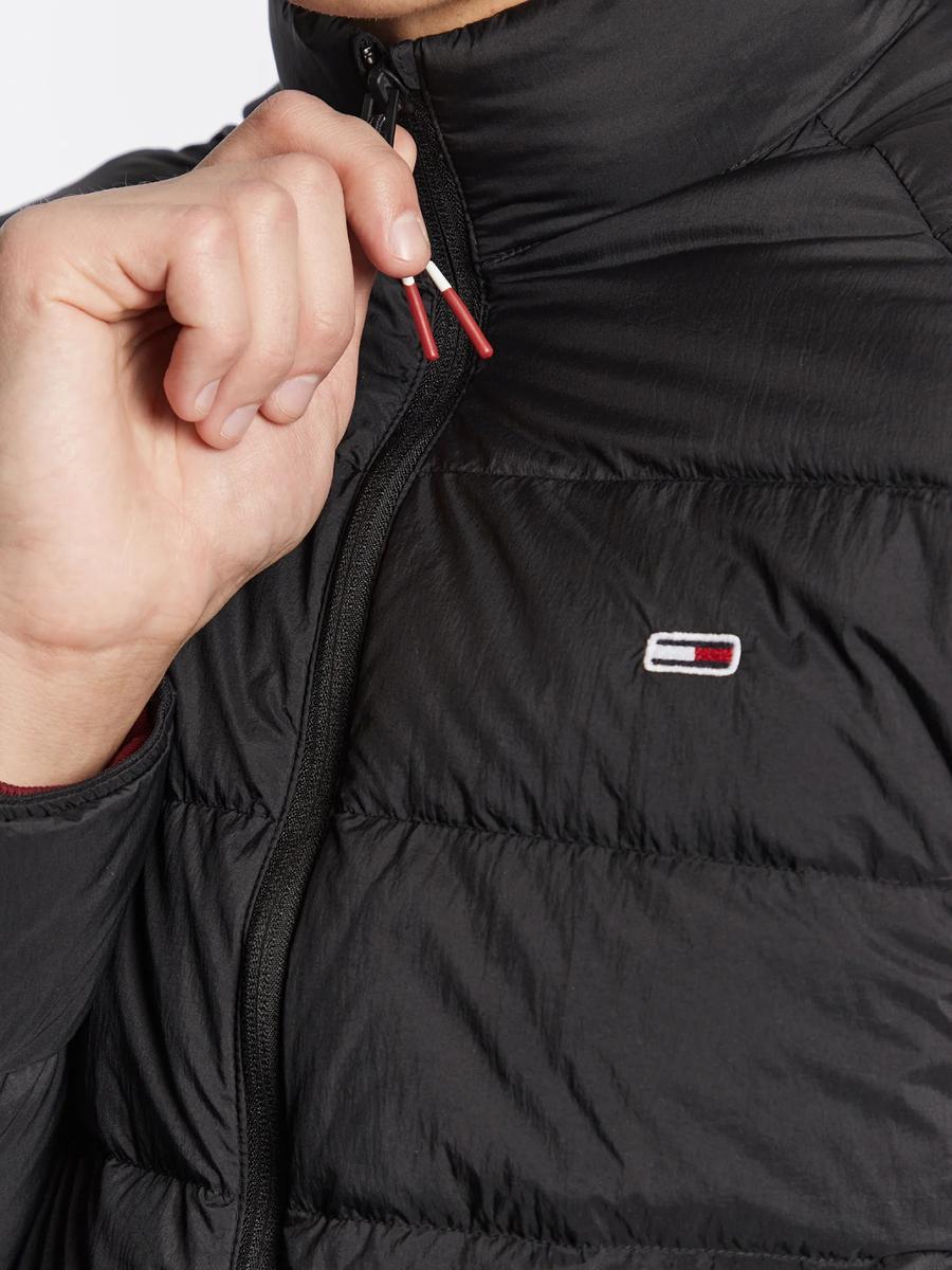 detail Tommy Jeans pánska čierna bunda