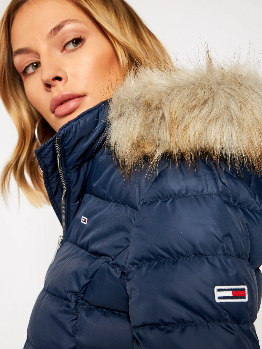 detail Tommy Jeans dámska tmavo modrá zimná bunda