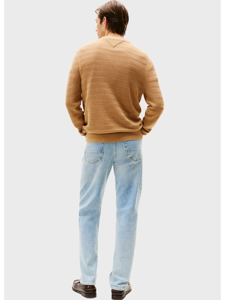 detail Tommy Hilfiger pánsky béžový sveter