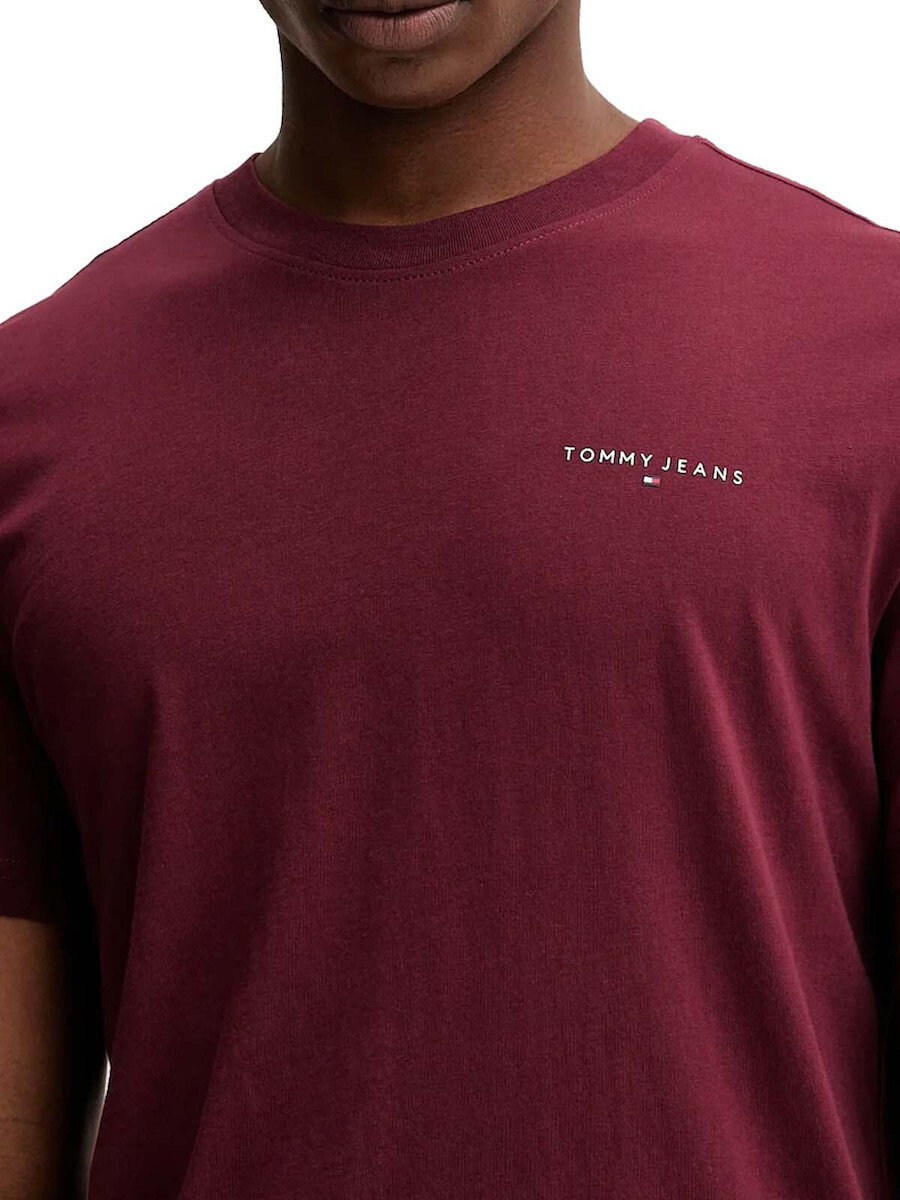 detail   Tommy Jeans pánske vínové tričko