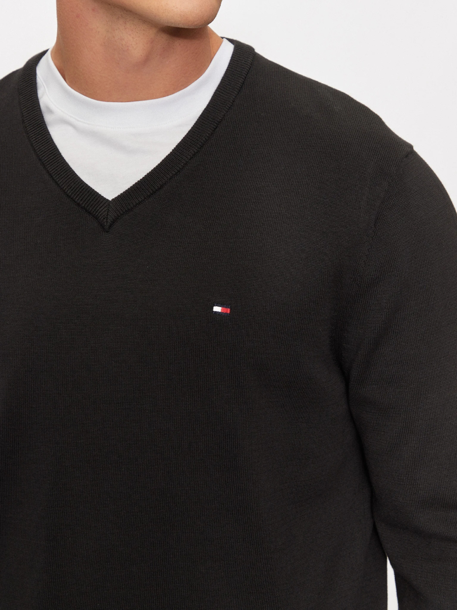 detail Tommy Hilfiger pánsky čierny sveter