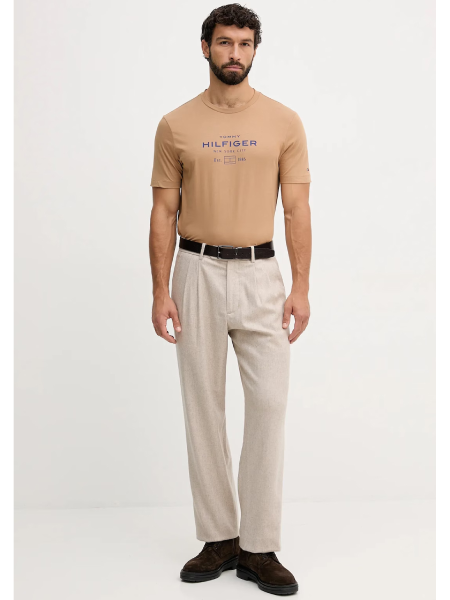 detail Tommy Hilfiger pánske hnedé tričko