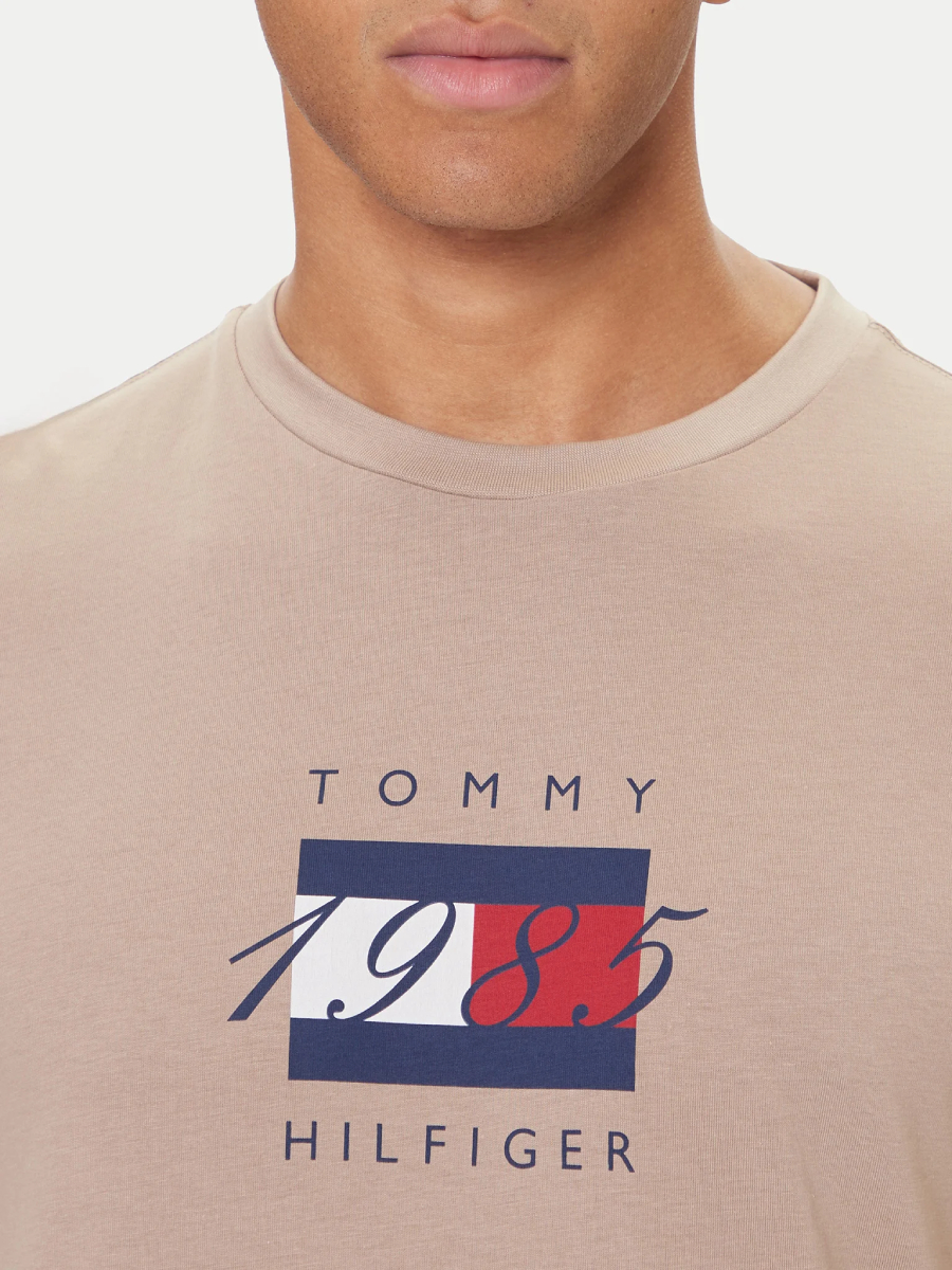 detail Tommy Hilfiger pánske béžové tričko