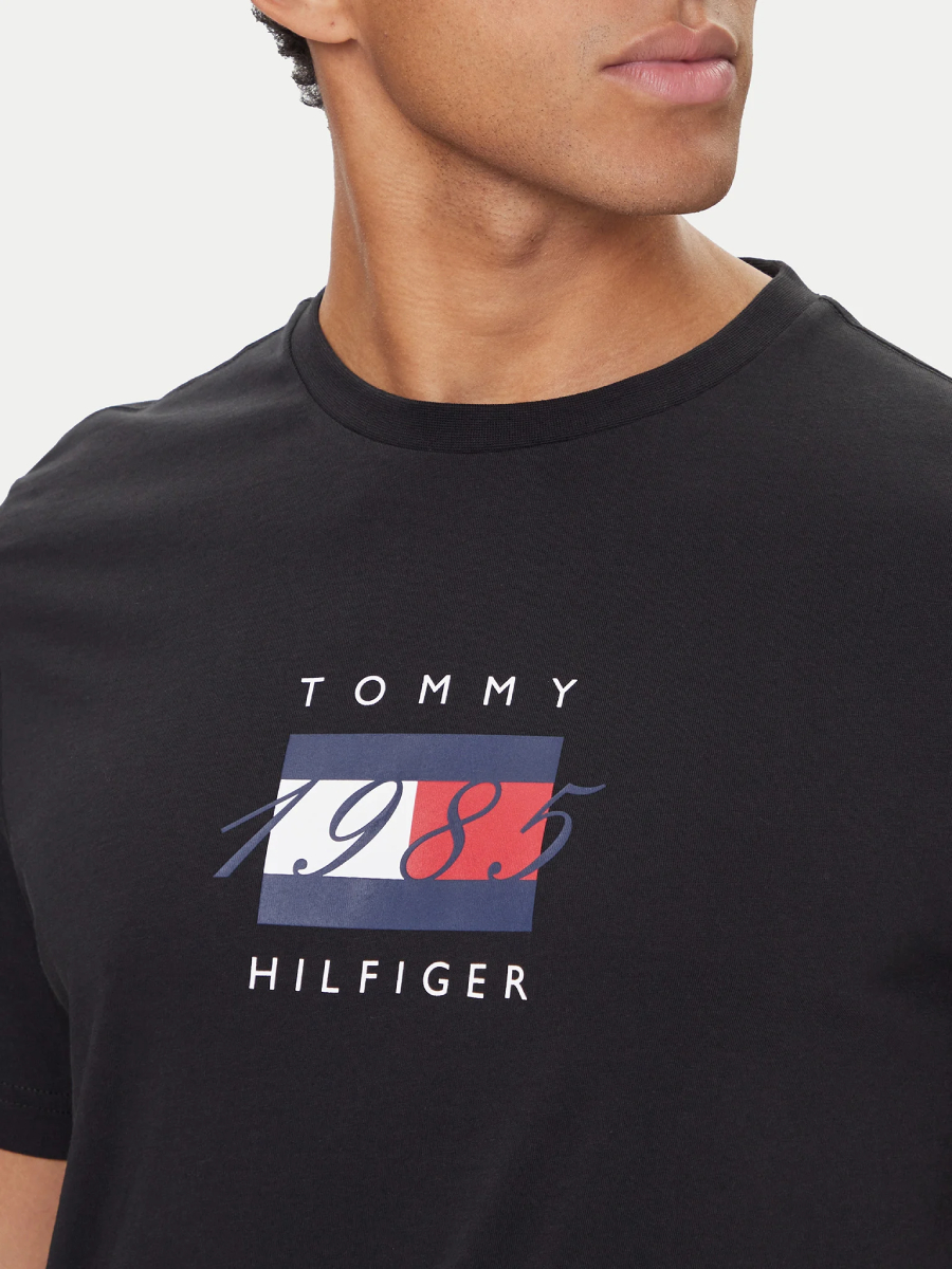detail Tommy Hilfiger pánske čierne tričko