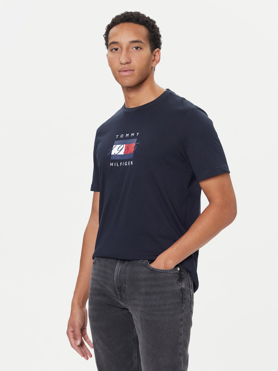 detail Tommy Hilfiger pánske tmavo modré tričko