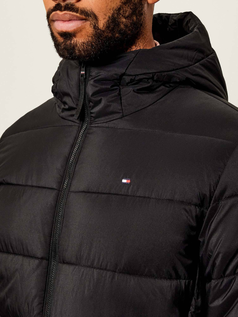 detail Tommy Hilfiger pánska čierna bunda