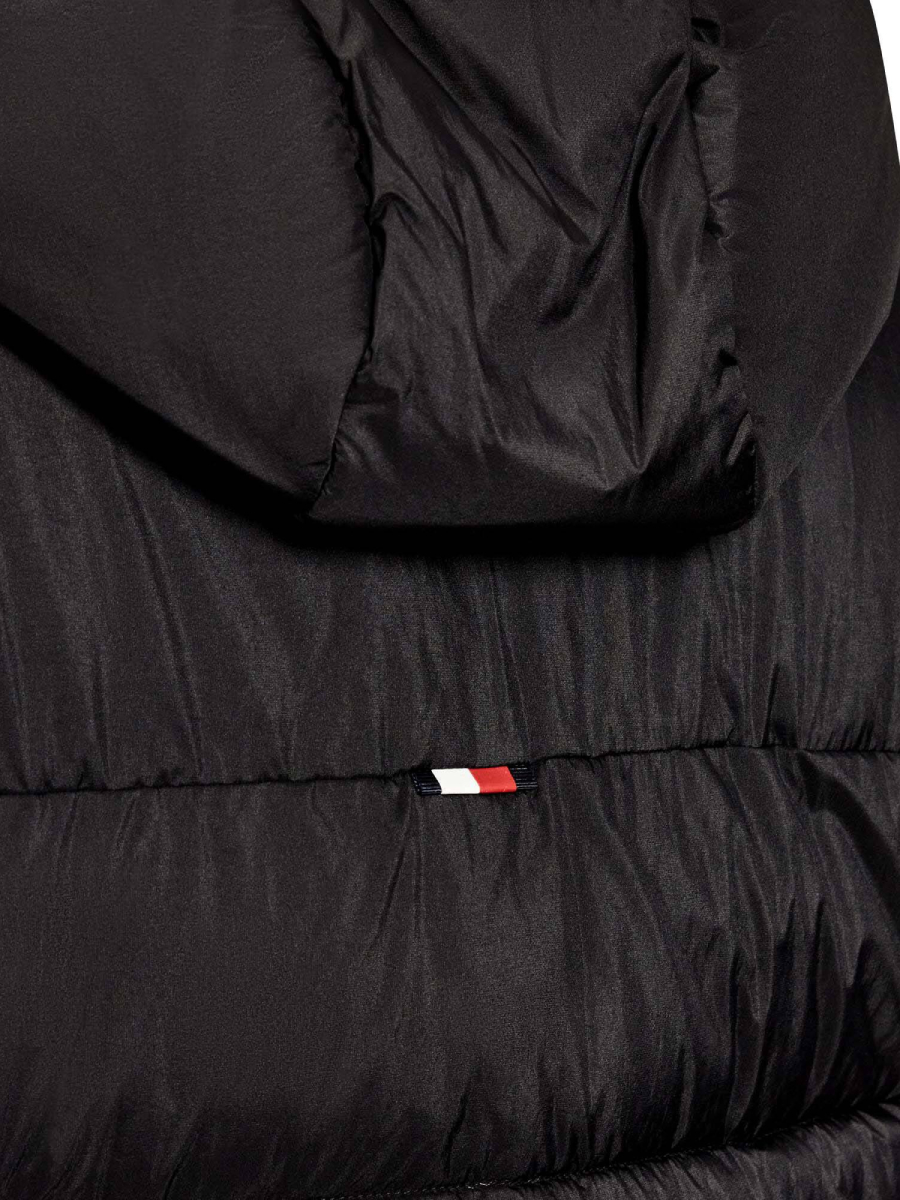 detail Tommy Hilfiger pánska čierna bunda