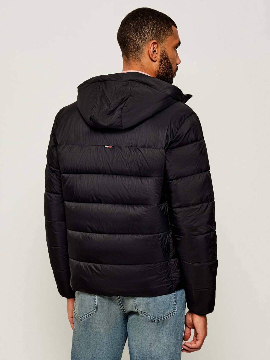 detail Tommy Hilfiger pánska čierna bunda