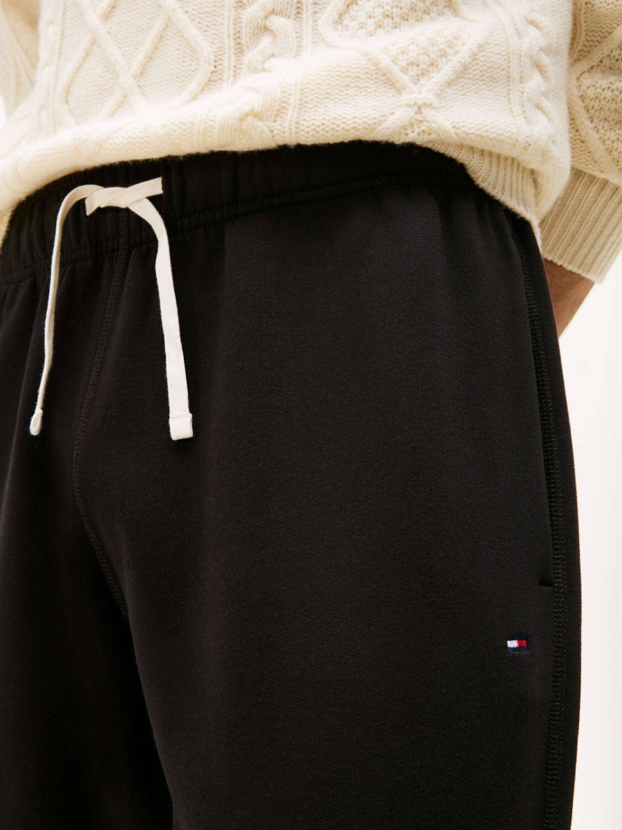 detail Tommy Hilfiger pánske čierne tepláky
