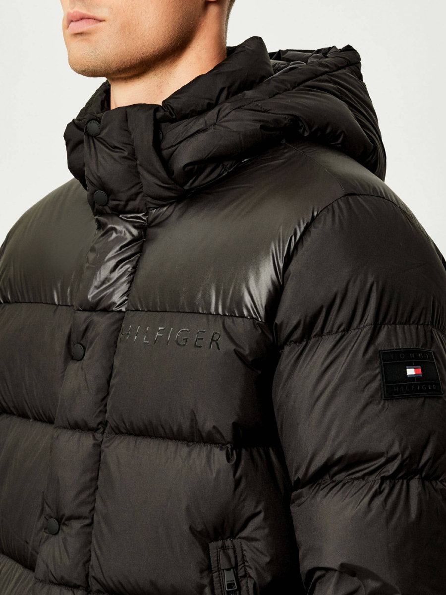 detail Tommy Hilfiger pánska čierna bunda