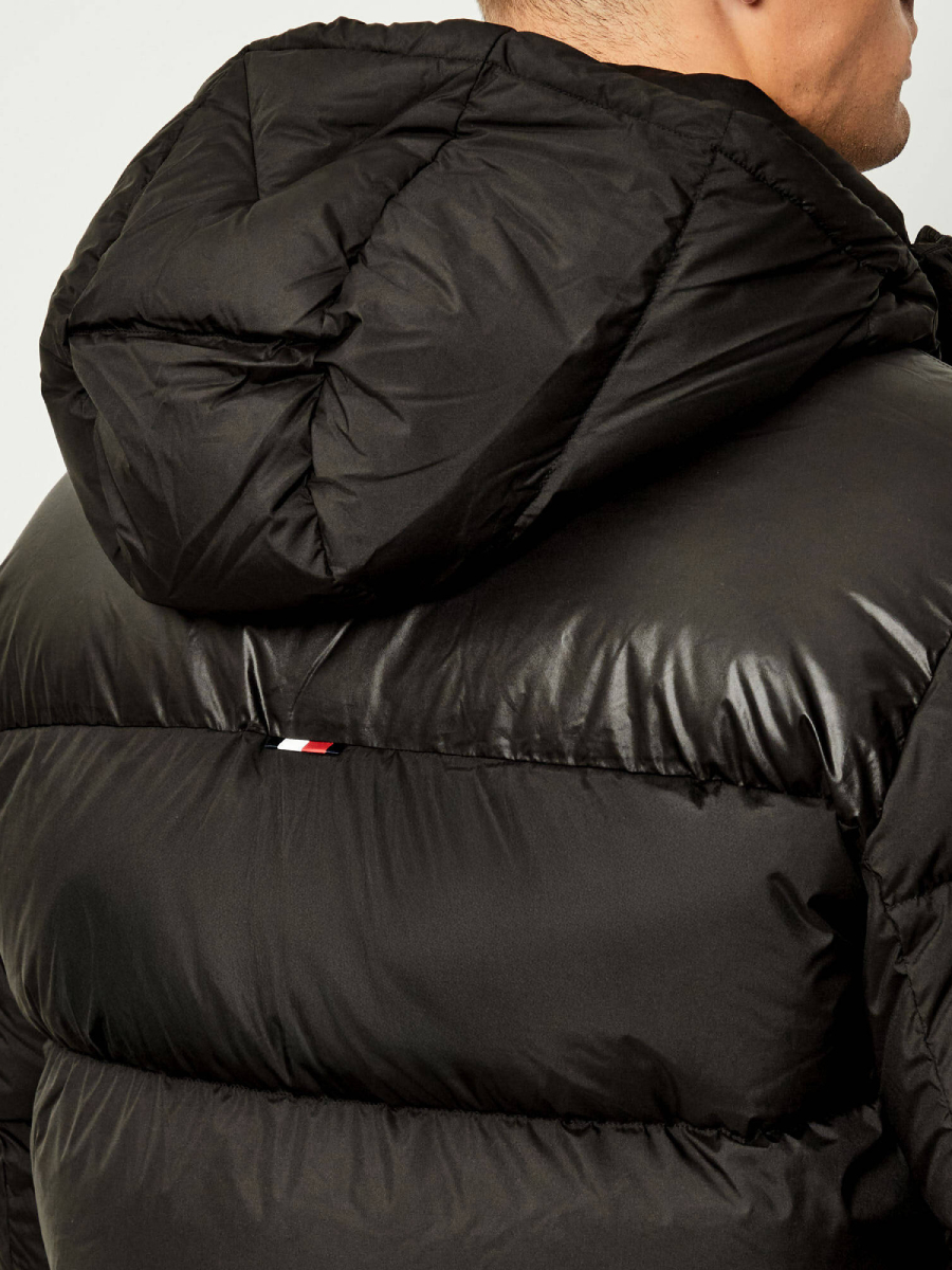 detail Tommy Hilfiger pánska čierna bunda