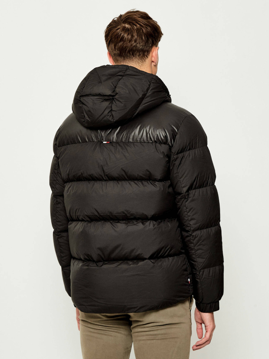 detail Tommy Hilfiger pánska čierna bunda