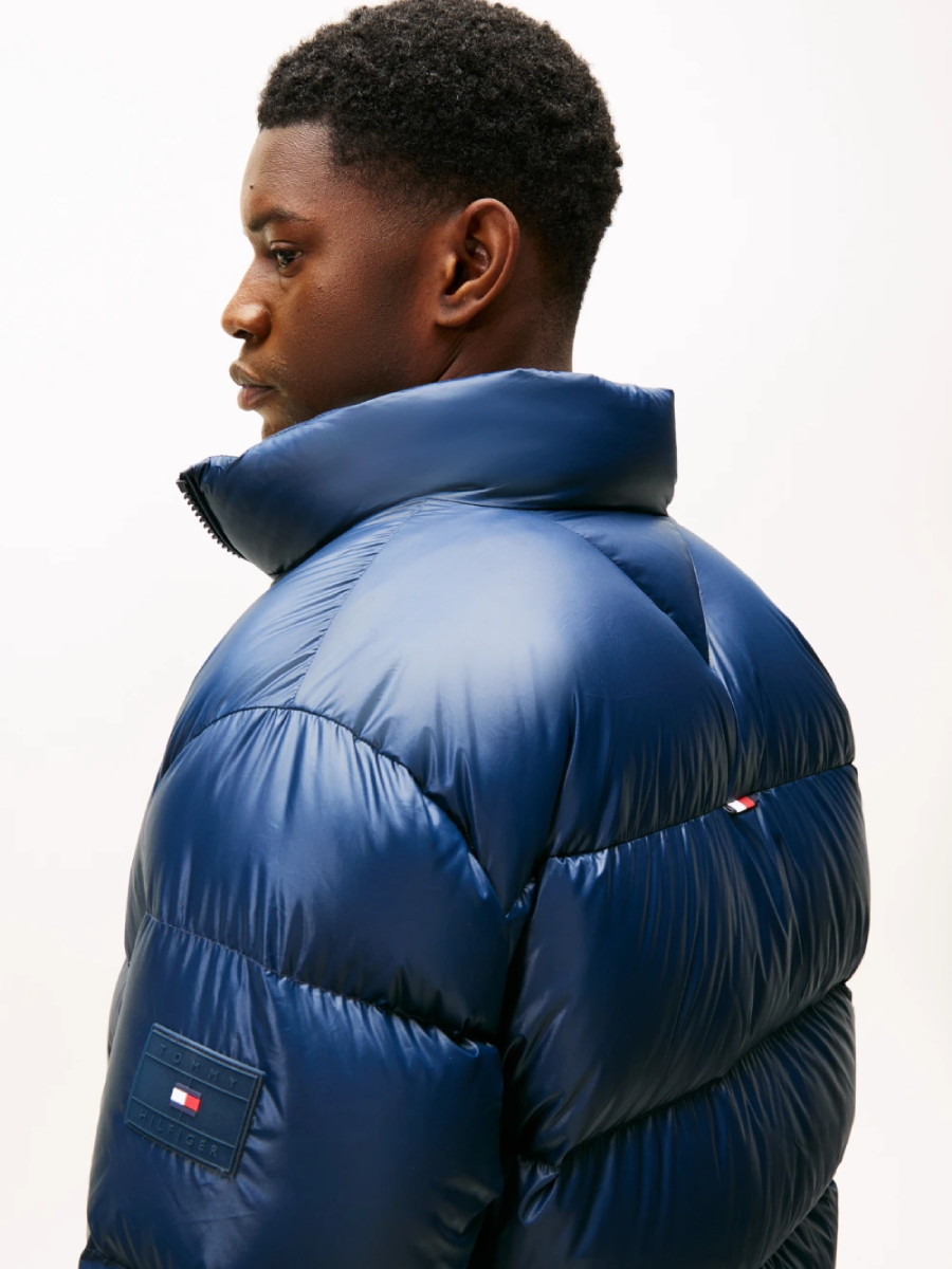 detail Tommy Hilfiger pánska tmavo modrá bunda