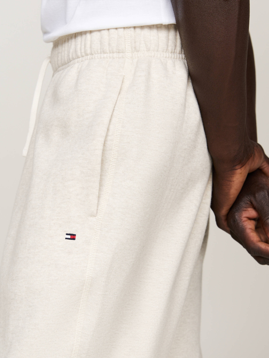 detail Tommy Hilfiger pánske krémové tepláky