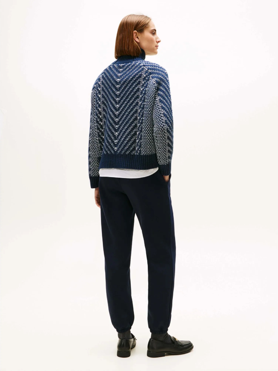 detail Tommy Hilfiger dámsky tmavomodrý rolákový sveter